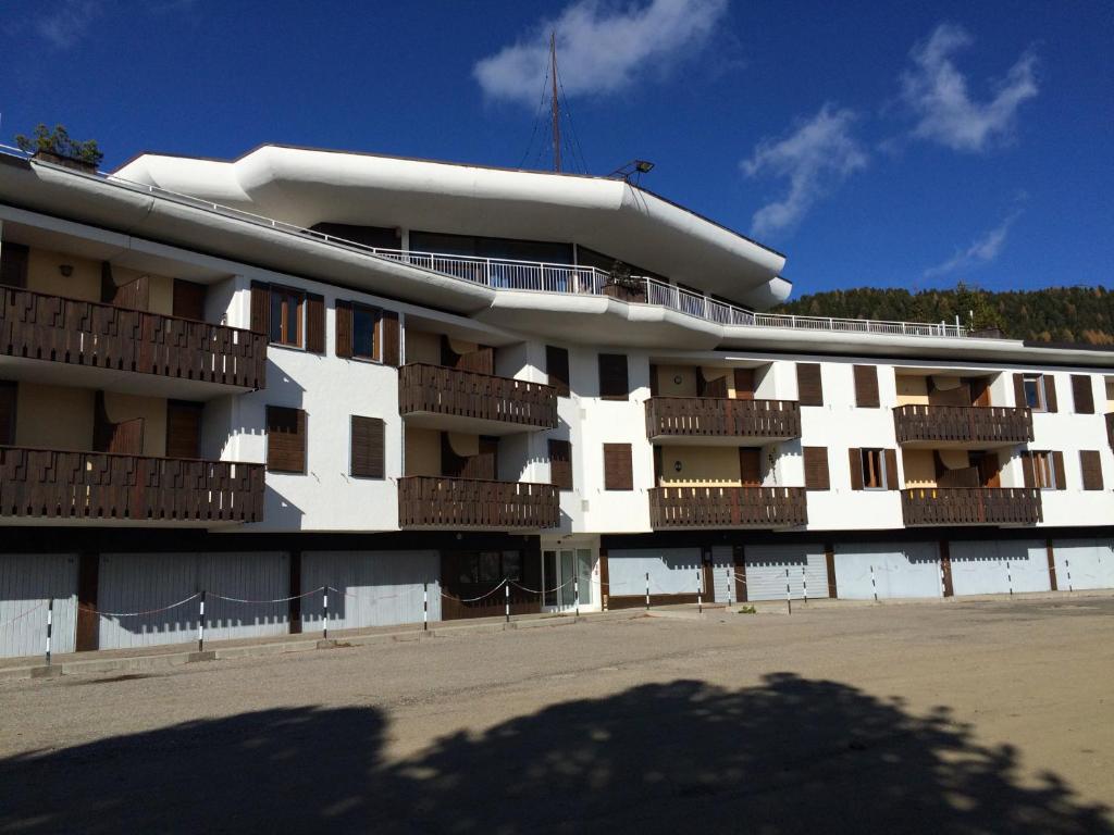 un edificio con balcones en un lateral en Appartamento Alpe di Siusi, en Alpe di Siusi