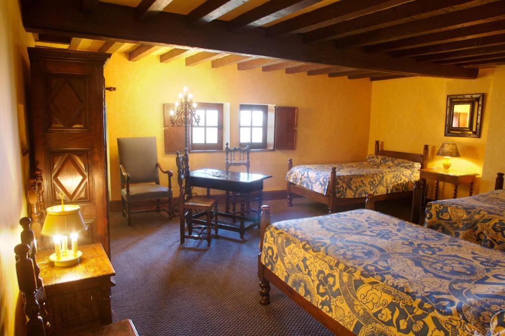 Postel nebo postele na pokoji v ubytování Hostellerie du Vieux Pérouges