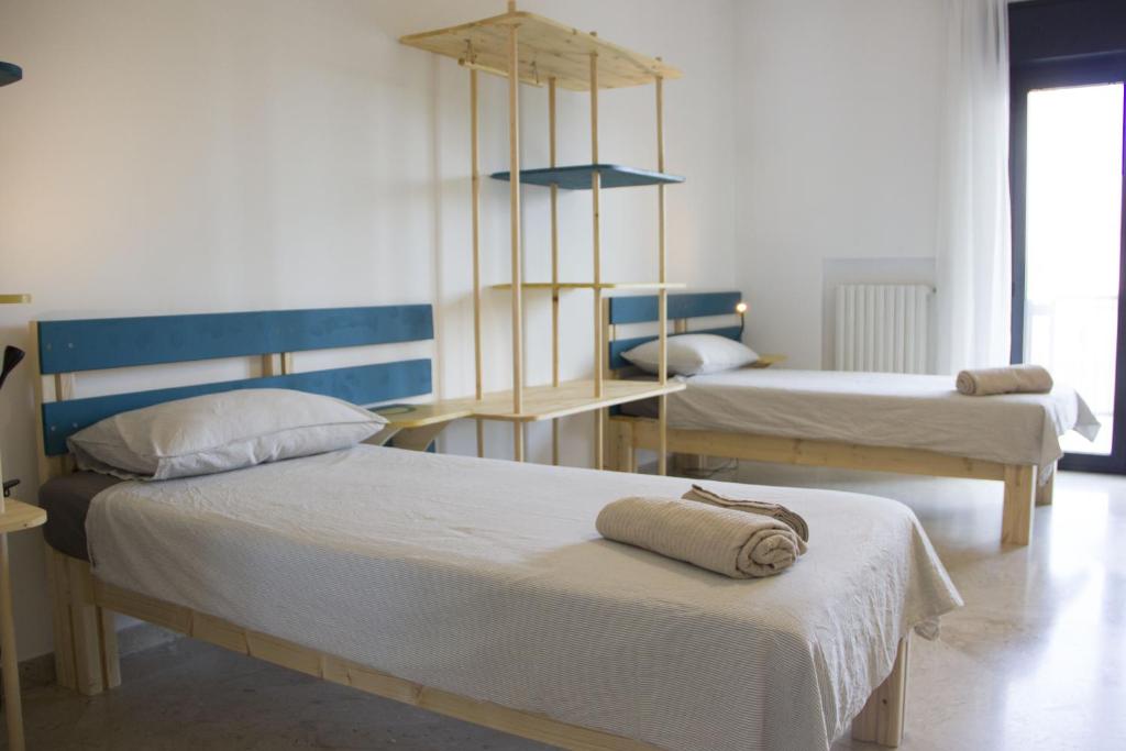 una camera con due letti e asciugamani di Oberdan Guest House a Bari