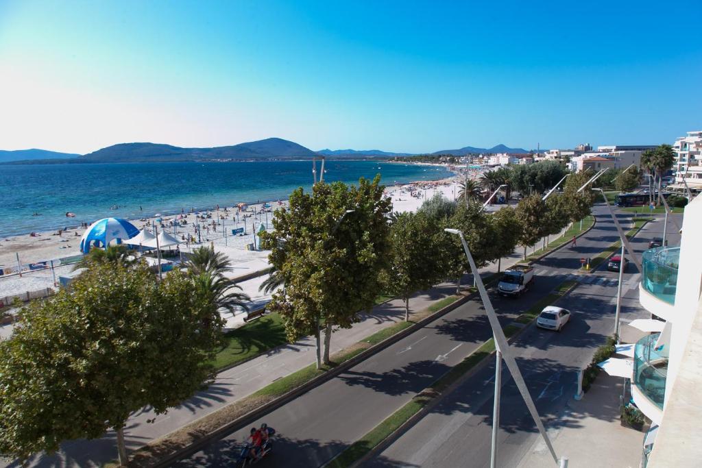 a view of the beach from the apartment at Hotel Il Gabbiano in Alghero