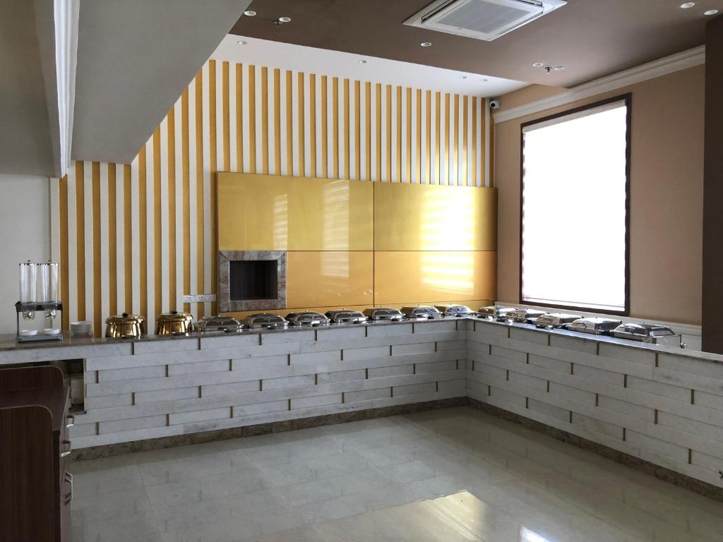 Kuchyň nebo kuchyňský kout v ubytování Starlit Suites Tirupati