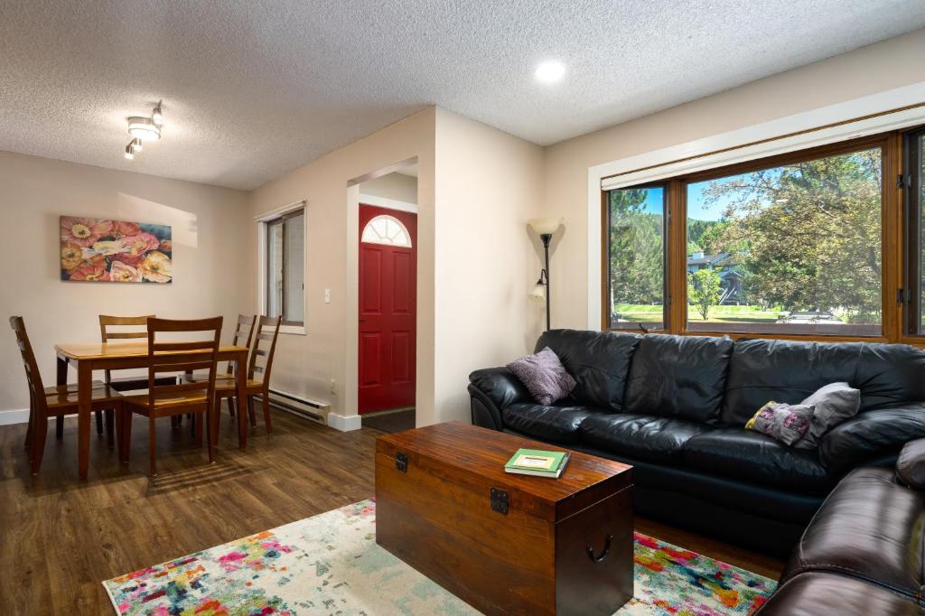 sala de estar con sofá de cuero negro y mesa en Whistler Village - Redwood 10 condo, en Steamboat Springs