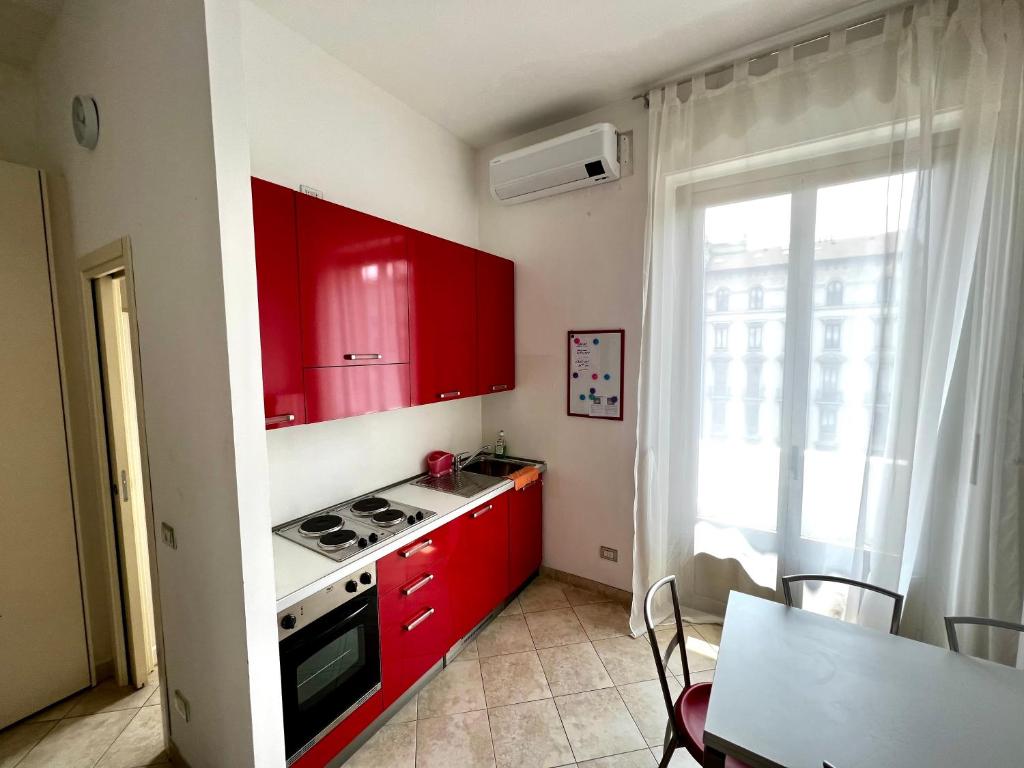 A kitchen or kitchenette at Studio Lunigiana Milano Stazione Milano