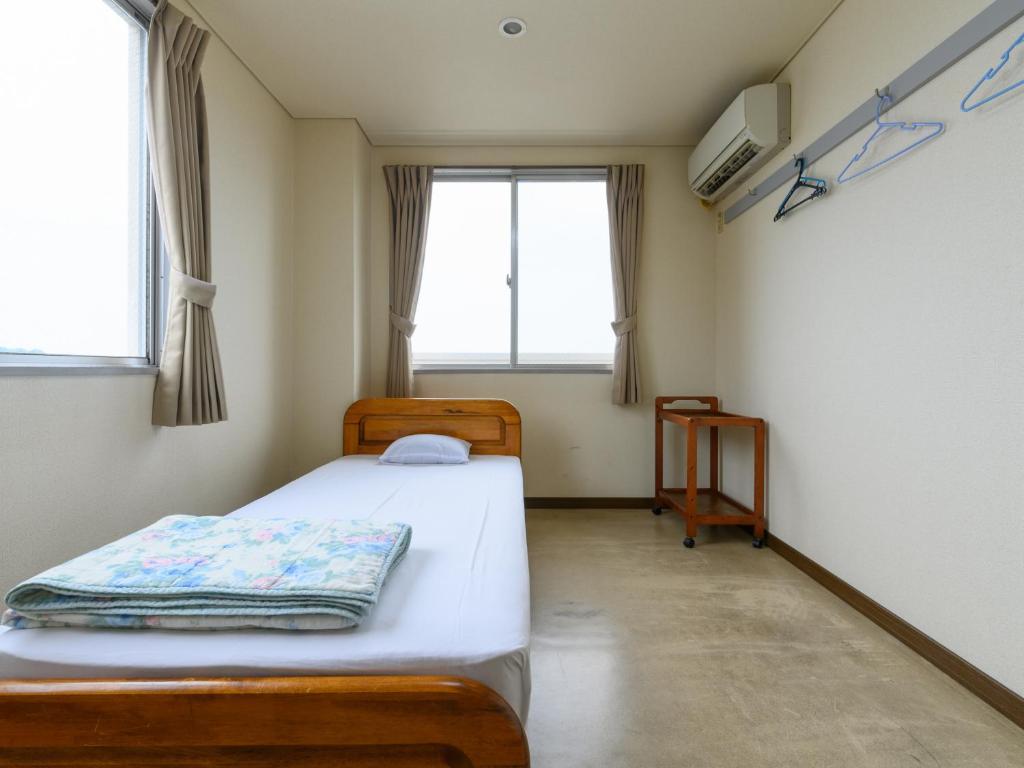 Postel nebo postele na pokoji v ubytování Tabist Business Hotel Kaigansou Gamagori