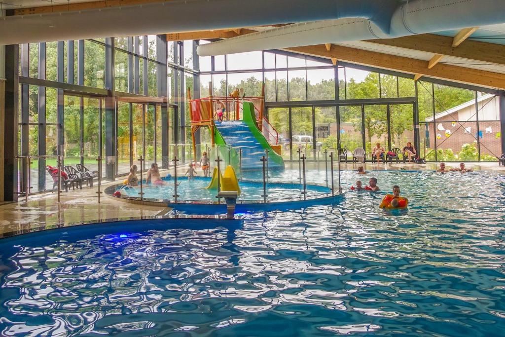 Bazén v ubytování EuroParcs Ruinen nebo v jeho okolí
