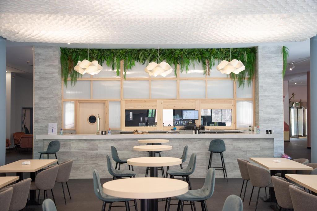 Reštaurácia alebo iné gastronomické zariadenie v ubytovaní Hotel Real Balneario Carlos III