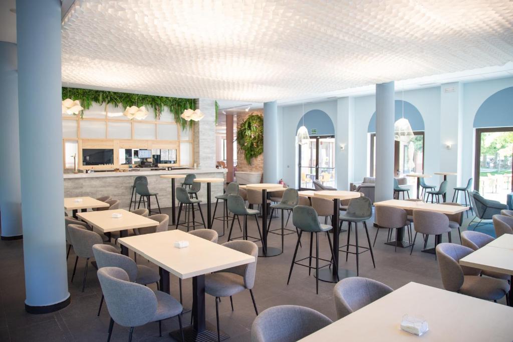 Reštaurácia alebo iné gastronomické zariadenie v ubytovaní Hotel Real Balneario Carlos III