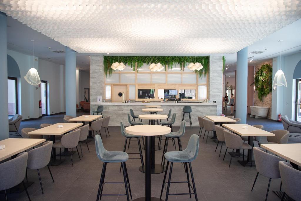 Reštaurácia alebo iné gastronomické zariadenie v ubytovaní Hotel Real Balneario Carlos III