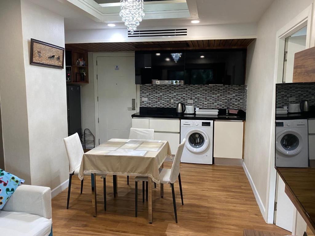 Kuchyň nebo kuchyňský kout v ubytování Dusit Grand Park Condo