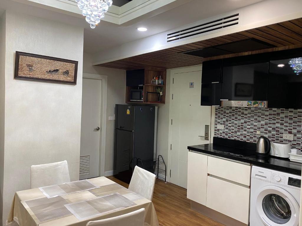 Kuchyň nebo kuchyňský kout v ubytování Dusit Grand Park Condo