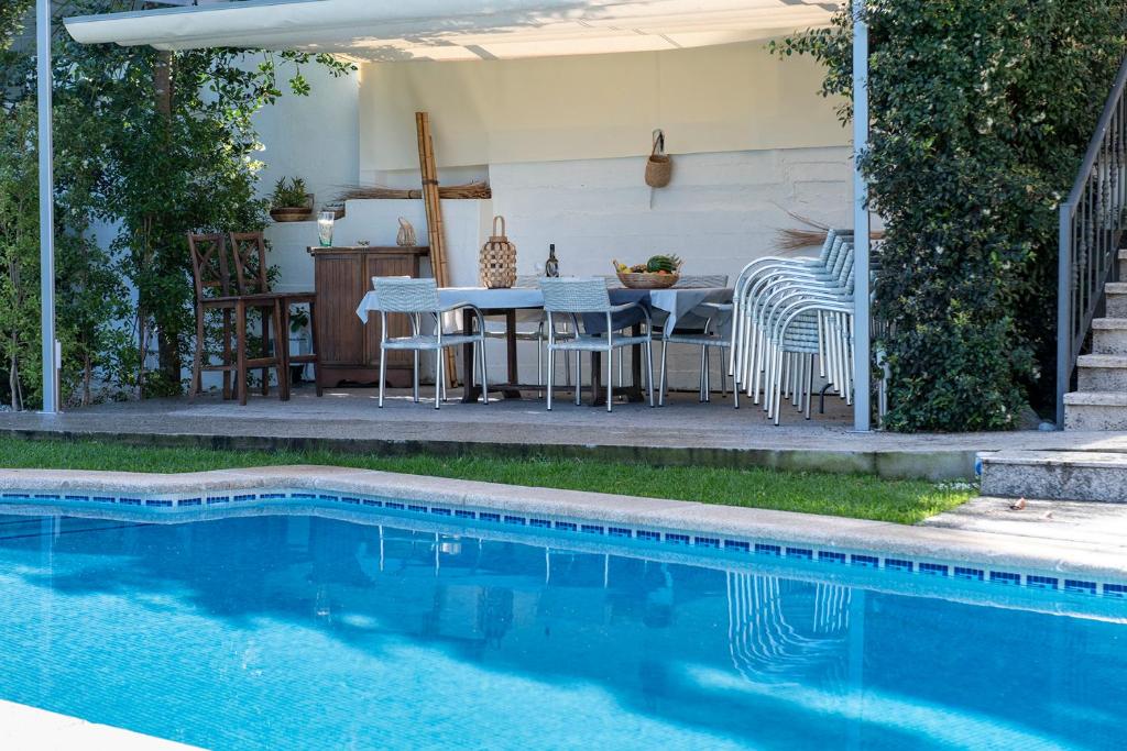 Bazén v ubytování Villa El Castañal con Piscina Privada nebo v jeho okolí