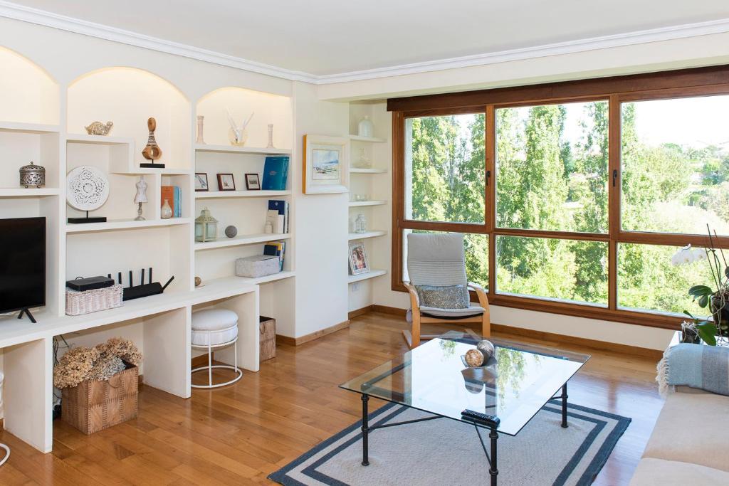 TV a/nebo společenská místnost v ubytování Villa El Castañal con Piscina Privada