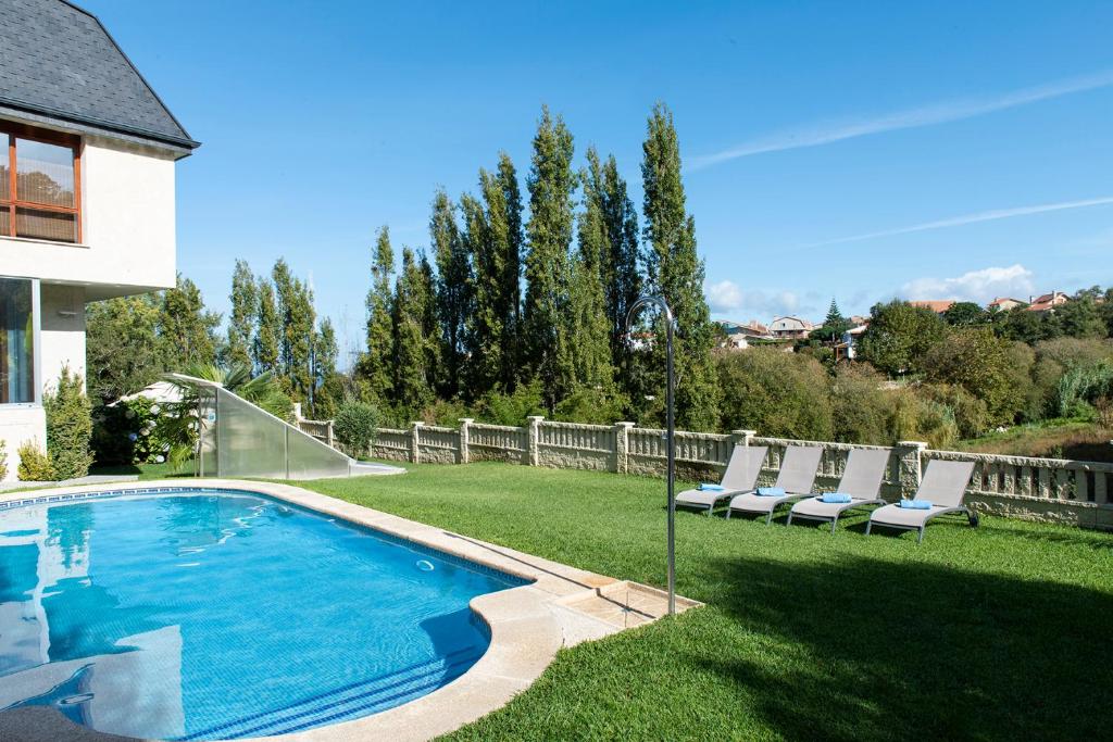 Bazén v ubytování Villa El Castañal con Piscina Privada nebo v jeho okolí