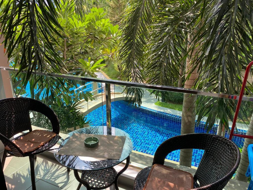 Bazén v ubytování Dusit Grand Park Condo nebo v jeho okolí