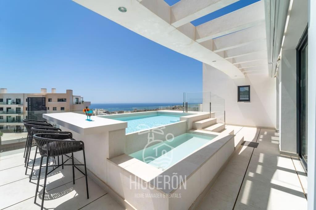 un'immagine di un balcone con piscina di HigueronRentals The Bay a Málaga