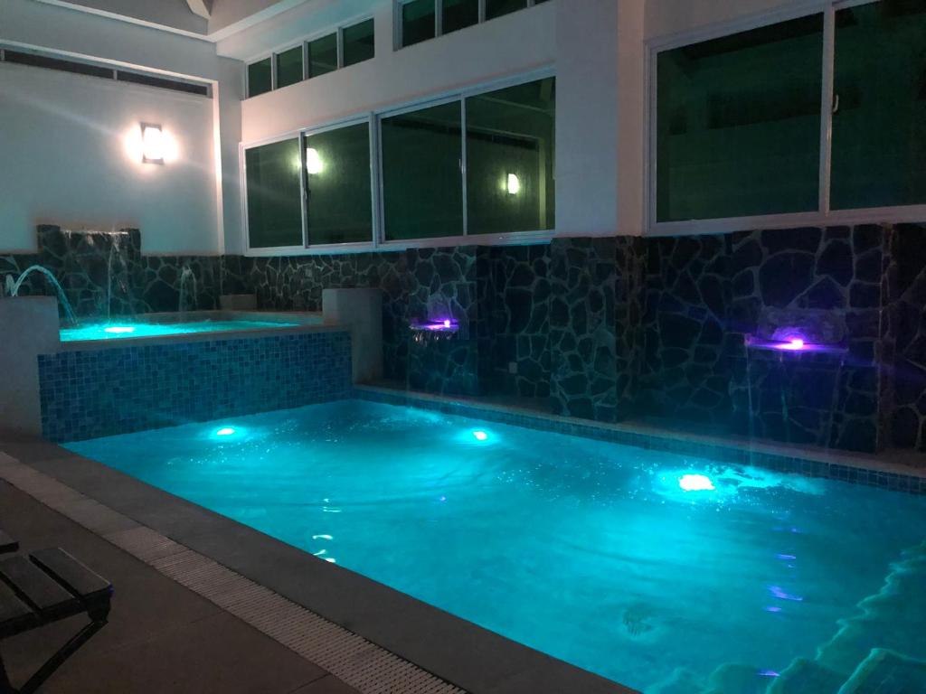 Bazén v ubytování Sarita Bed and Breakfast nebo v jeho okolí