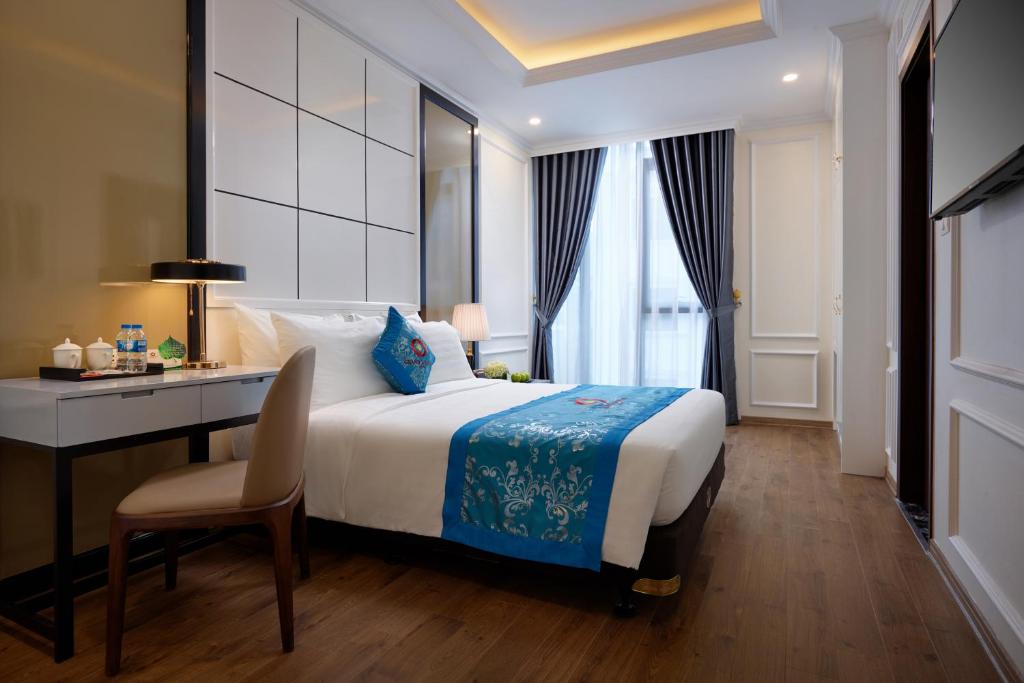 Postel nebo postele na pokoji v ubytování Grand Dragon Hotel Hanoi