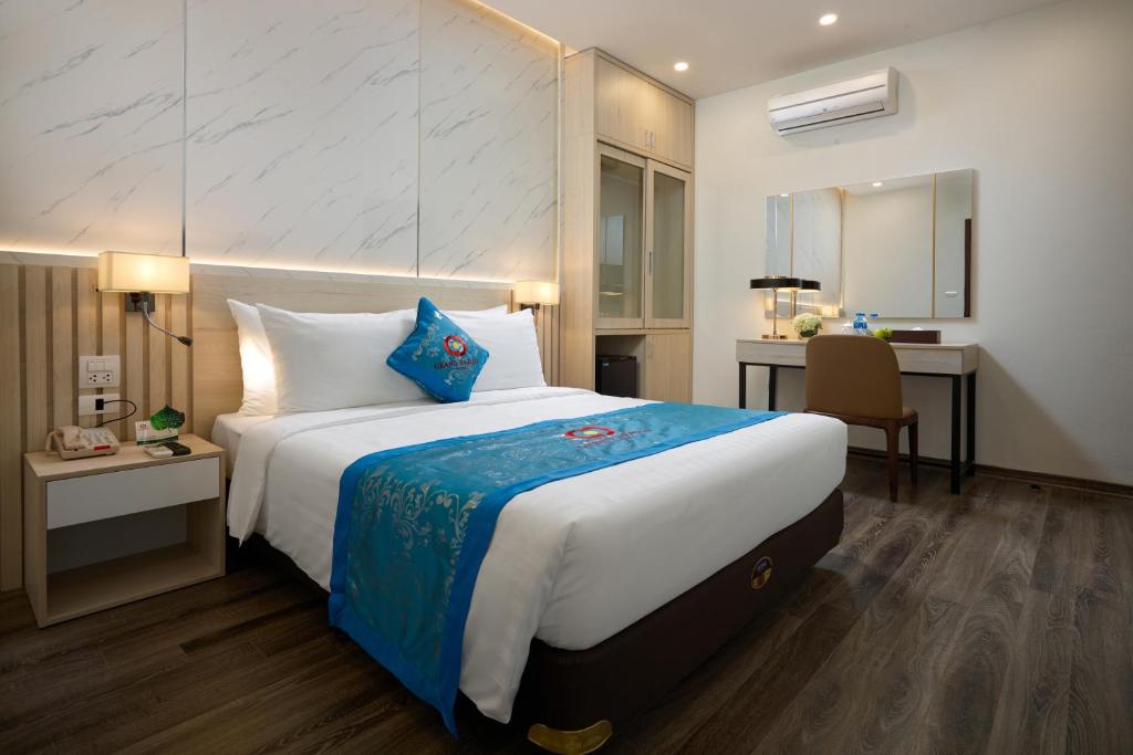 Postel nebo postele na pokoji v ubytování Grand Dragon Hotel Hanoi