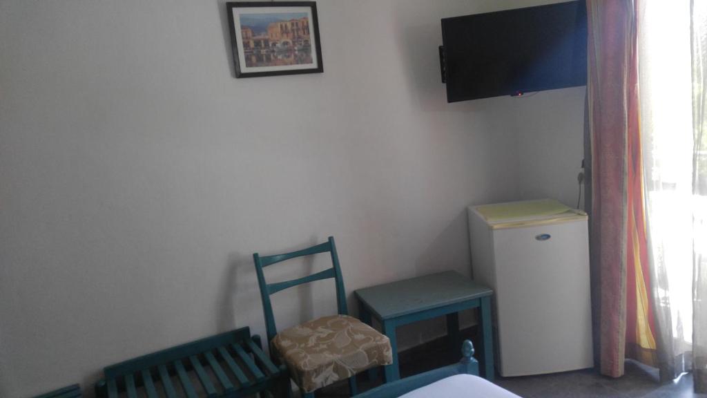 TV a/nebo společenská místnost v ubytování Elvira Hotel