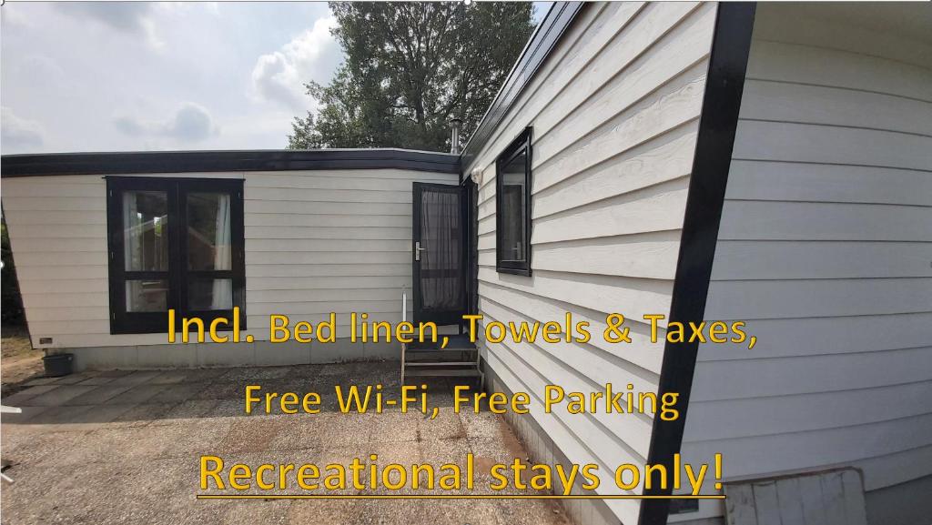 - une connexion Wi-Fi gratuite dans l'établissement Comfortabel en gezellig familie chalet tot 6 personen op de Veluwe Bungalowpark De Kern - All inclusive, à Putten