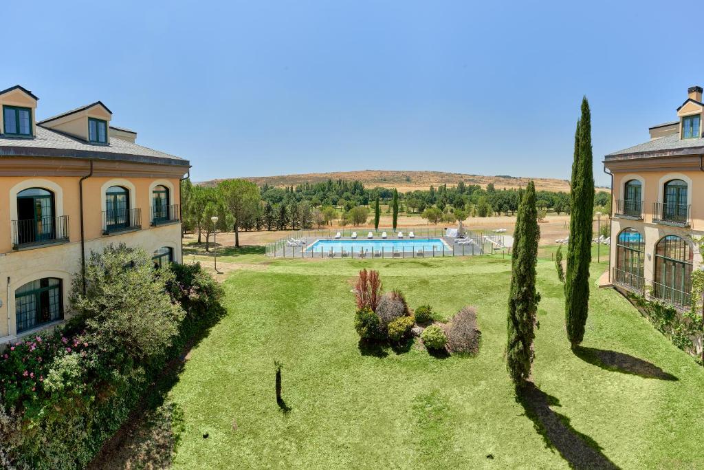 una vista aérea de una casa con patio en Hotel Fontecruz Ávila, en Ávila