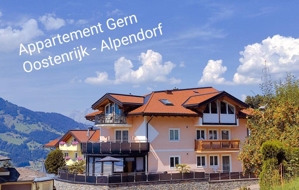 ein großes Haus mit einem Dach auf einem Hügel in der Unterkunft Appartement Gern in Alpendorf