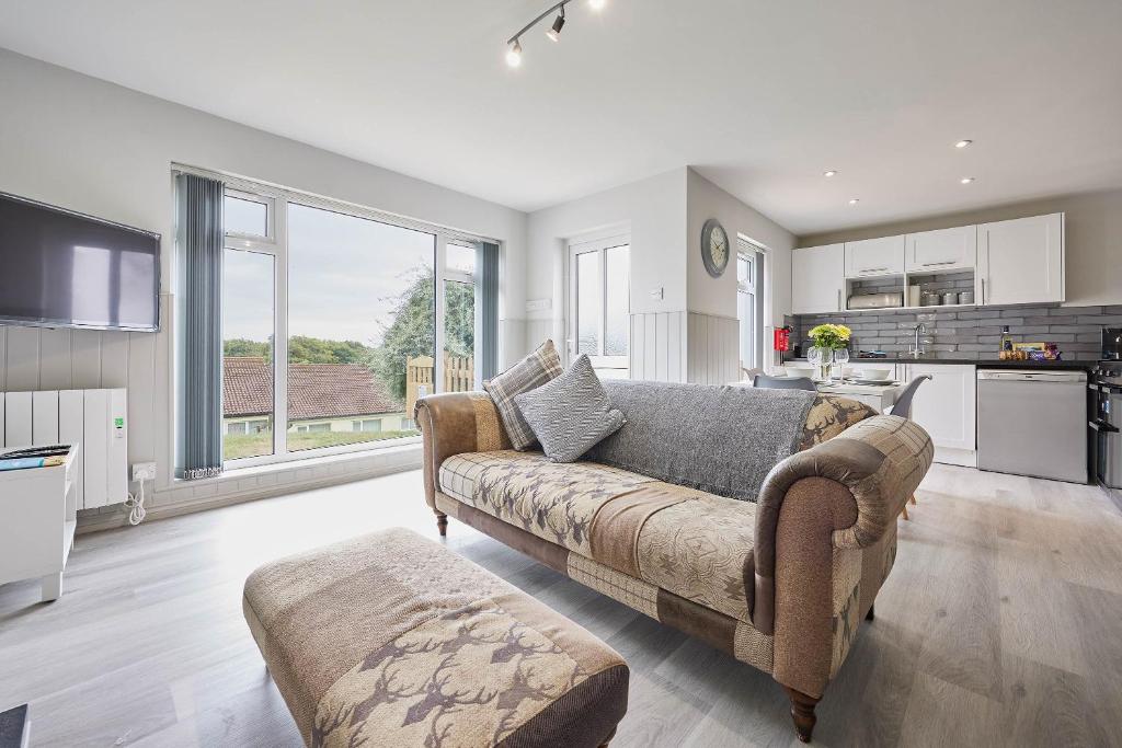 a living room with a couch and a kitchen at Host & Stay - Robin's Nest in Gunnislake