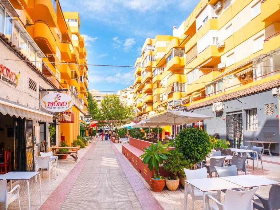 https://cf.bstatic.com/xdata/images/hotel/max1024x768/377945281.jpg?k=ca34ee0b4beecdc9b01366bc74982f7bfb48df214fe839b0182eb59e6543b25a&o=&hp=1