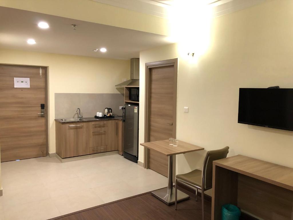 Kuchyň nebo kuchyňský kout v ubytování Starlit Suites Tirupati