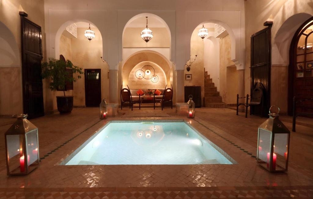 una camera con piscina al centro di un edificio di Dar Warda a Marrakech