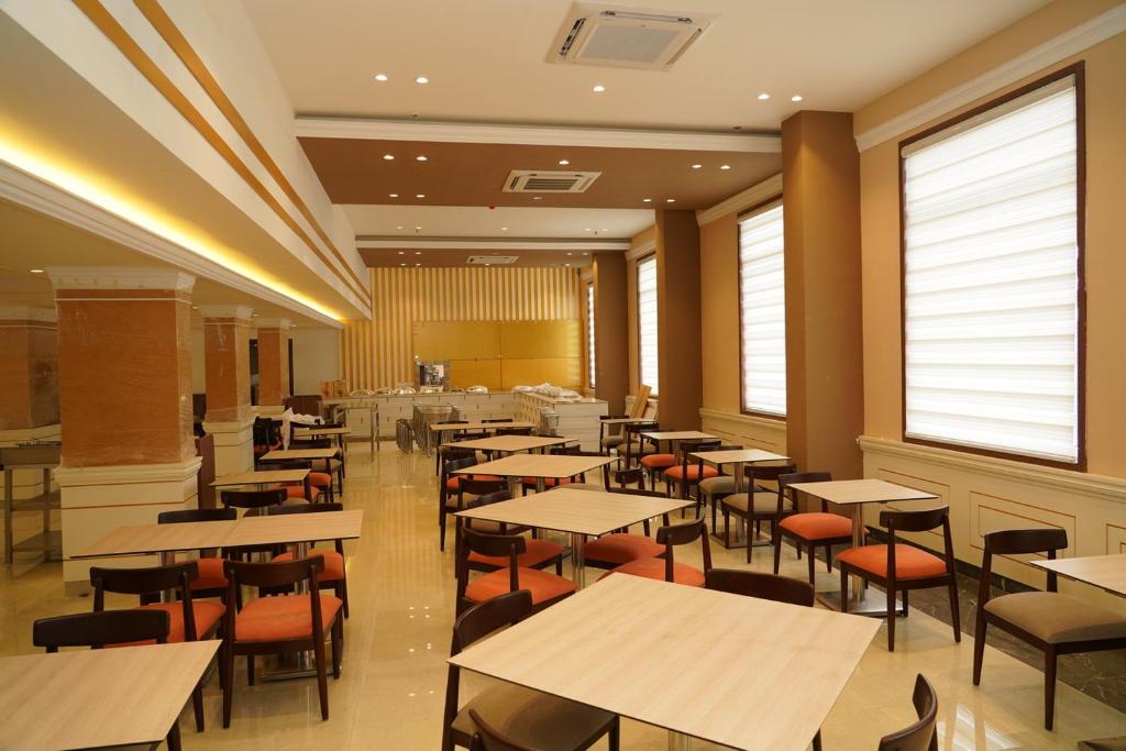 Restaurace v ubytování Starlit Suites Tirupati