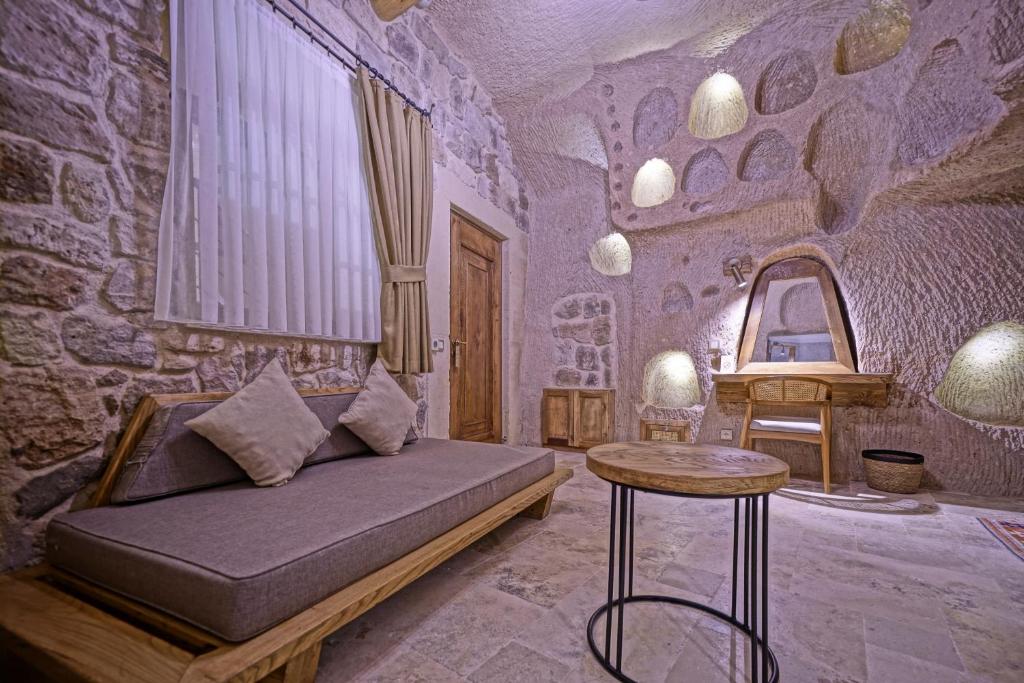 Postel nebo postele na pokoji v ubytování Kappadoks Cave Hotel