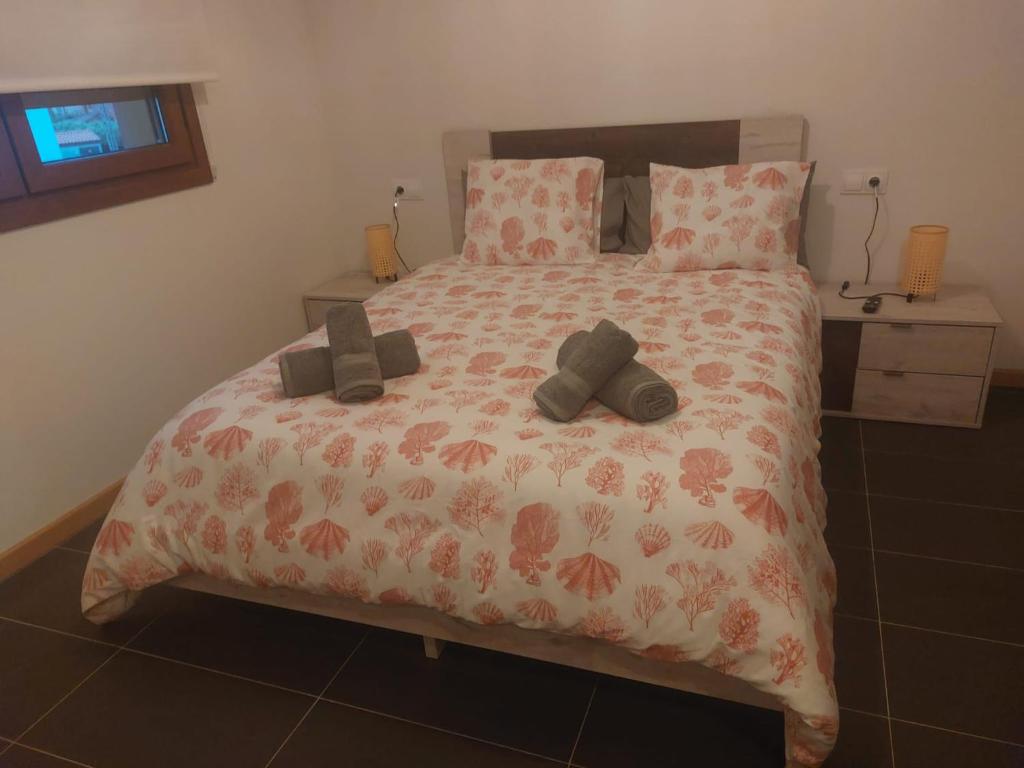 Un pat sau paturi într-o cameră la BRICIA APARTAMENTO 201