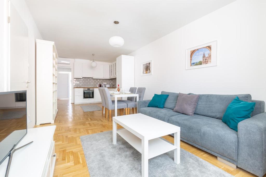 Kuchyňa alebo kuchynka v ubytovaní Cozy 3-bedroom Apartment in the Heart of Budapest