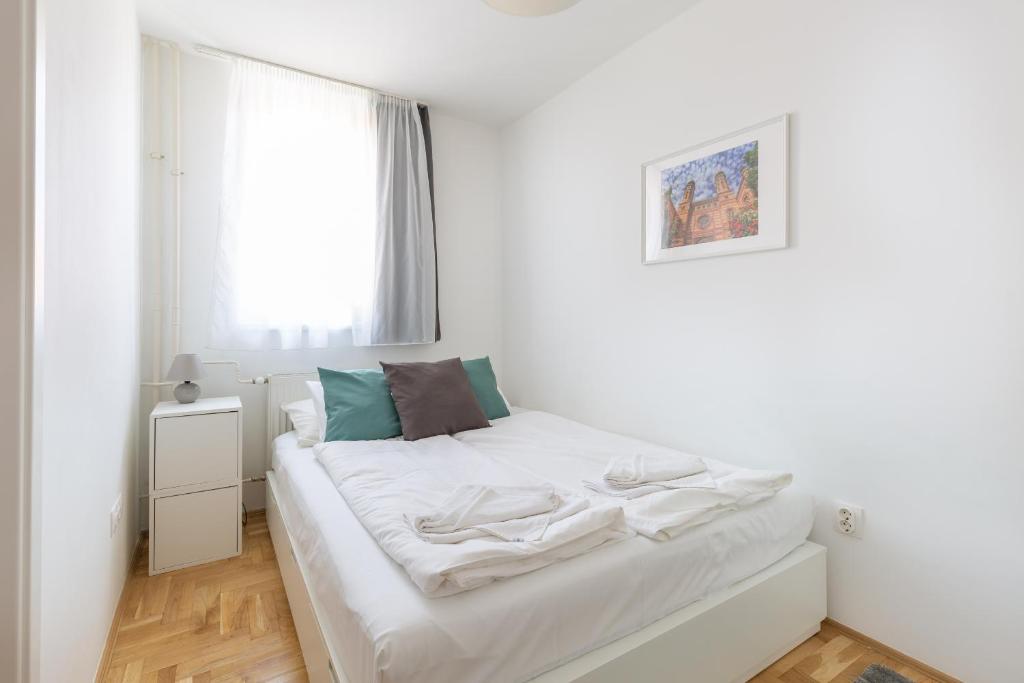 Posteľ alebo postele v izbe v ubytovaní Cozy 3-bedroom Apartment in the Heart of Budapest