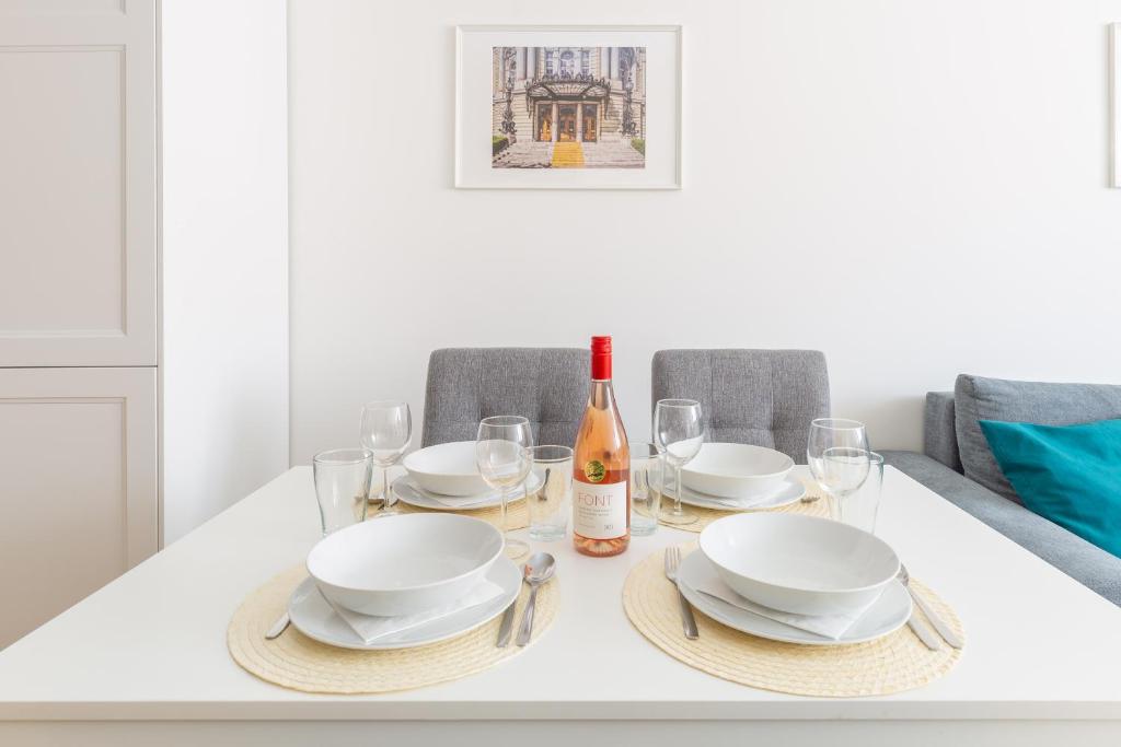 Nápoje v ubytovaní Cozy 3-bedroom Apartment in the Heart of Budapest