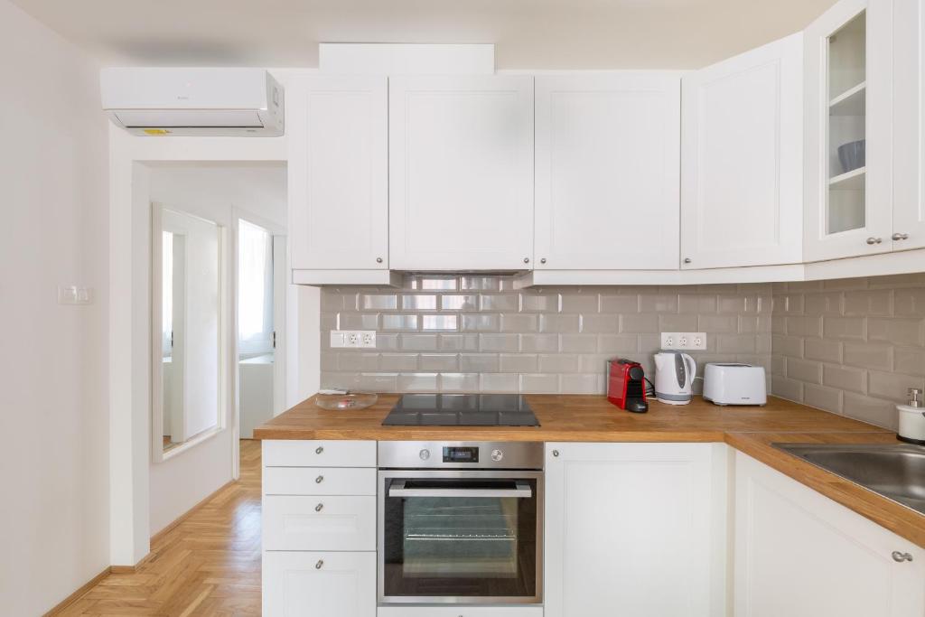 Kuchyňa alebo kuchynka v ubytovaní Cozy 3-bedroom Apartment in the Heart of Budapest