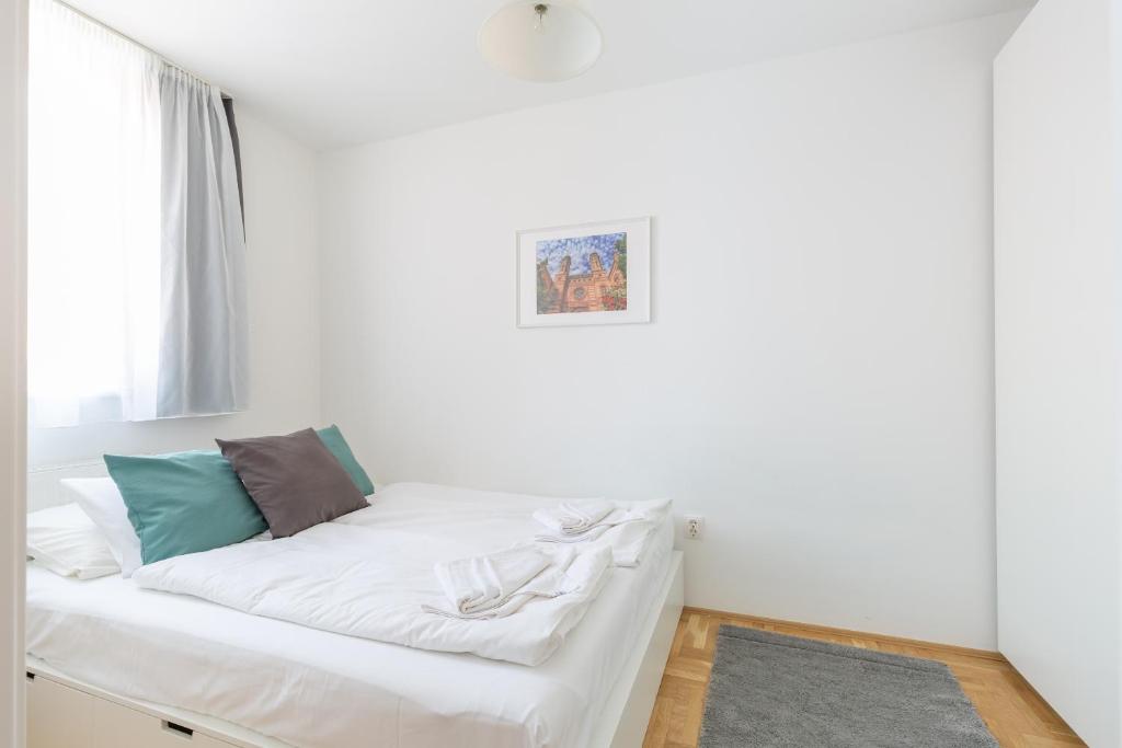 Posteľ alebo postele v izbe v ubytovaní Cozy 3-bedroom Apartment in the Heart of Budapest