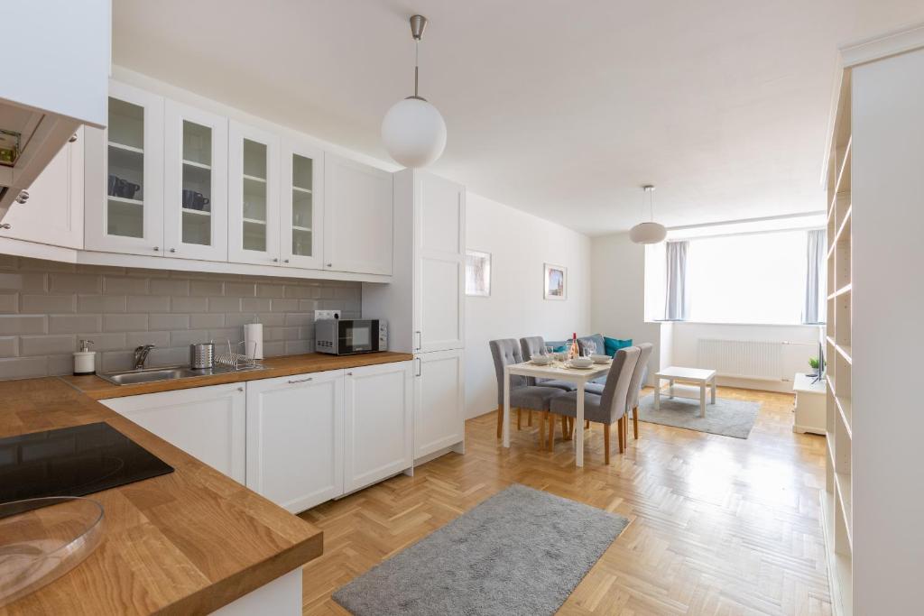 Kuchyňa alebo kuchynka v ubytovaní Cozy 3-bedroom Apartment in the Heart of Budapest