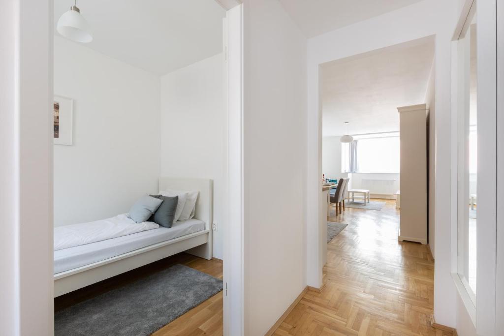 Posteľ alebo postele v izbe v ubytovaní Cozy 3-bedroom Apartment in the Heart of Budapest