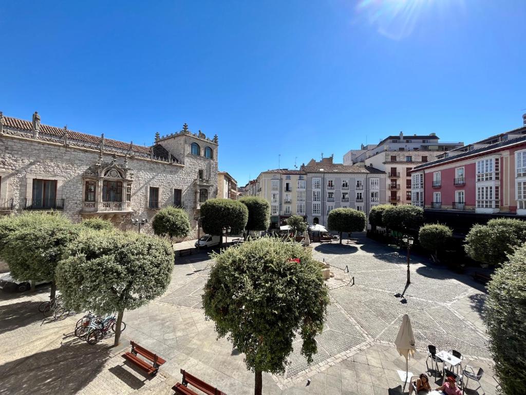 una plaza de la ciudad con bancos, árboles y edificios en Plaza de Libertad -Centro Historico-ATUAIRE, en Burgos