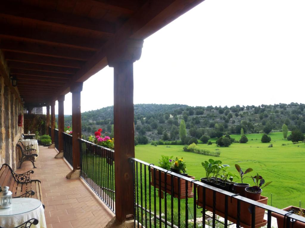 een balkon met uitzicht op een groen veld bij Ecohotel El Descansillo 