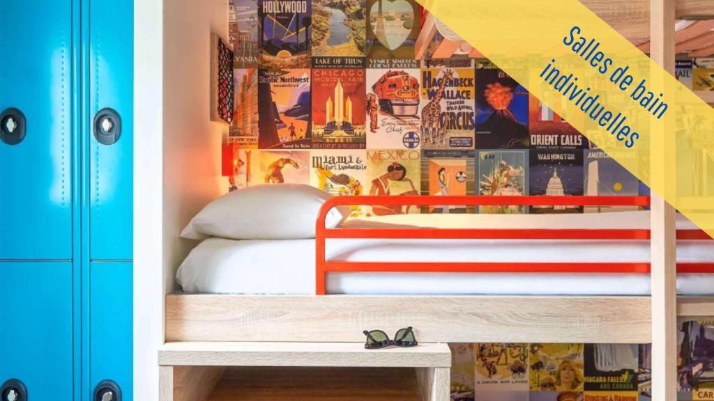 ein Schlafzimmer mit einem Bett und einer Wand mit Plakaten in der Unterkunft hotelF1 Nemours in Nemours