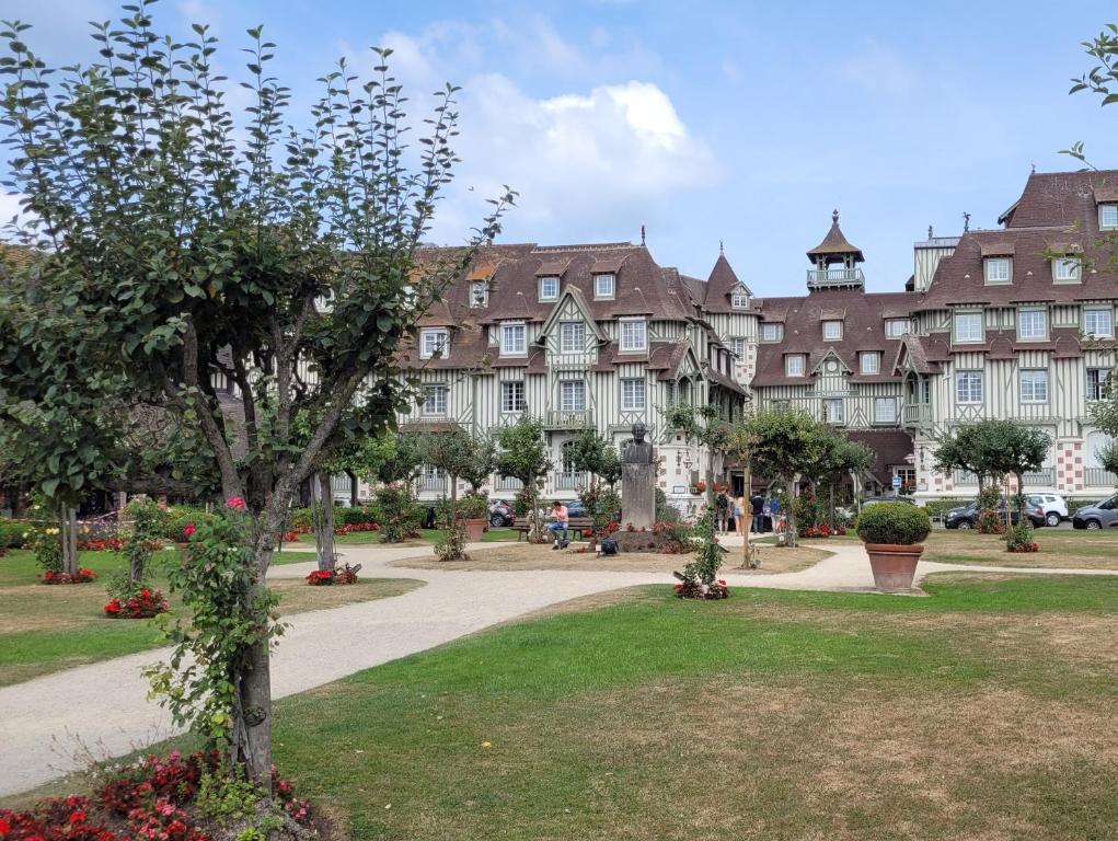 Vonkajšia záhrada v ubytovaní Deauville centre et mer