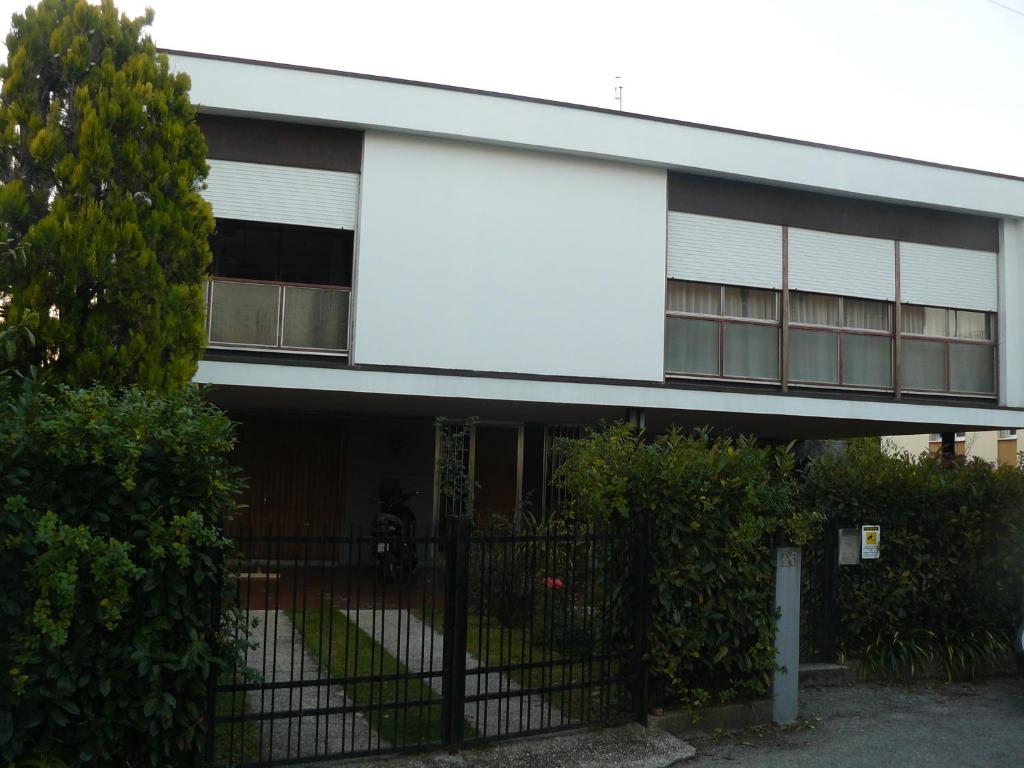 un edificio blanco con una valla delante en Bed Ventitre, en Padua