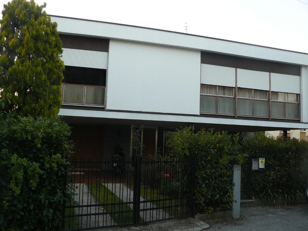 Bangunan di mana terletaknya rumah tamu ini