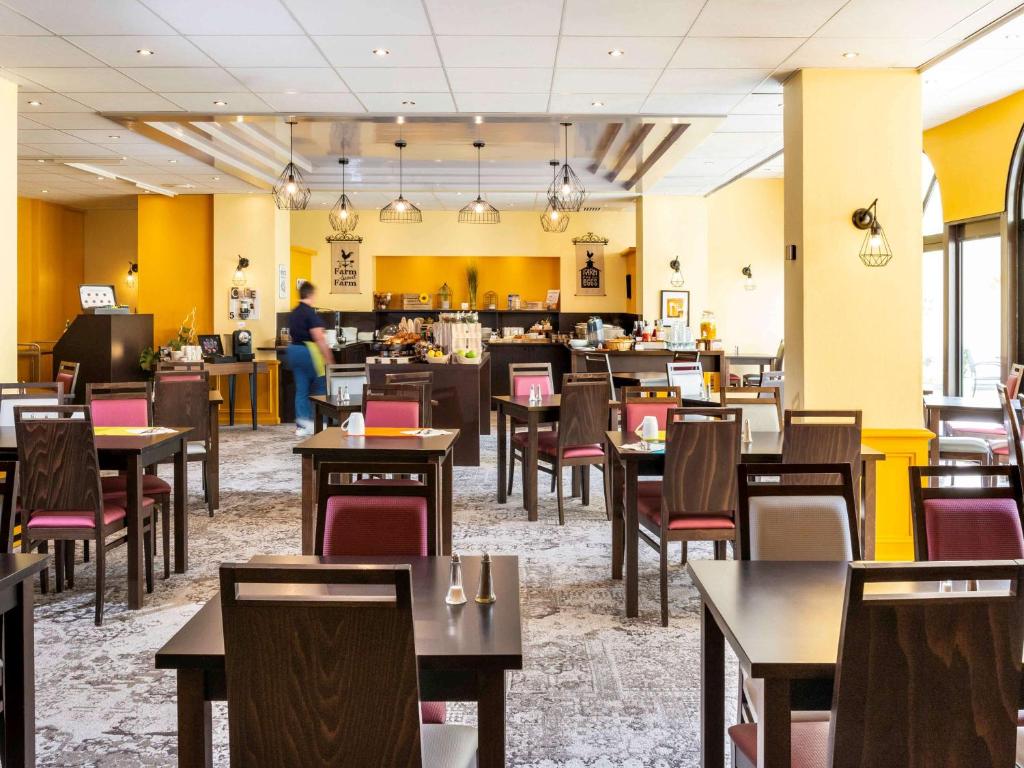 Um restaurante ou outro lugar para comer em Mercure Trouville Sur Mer