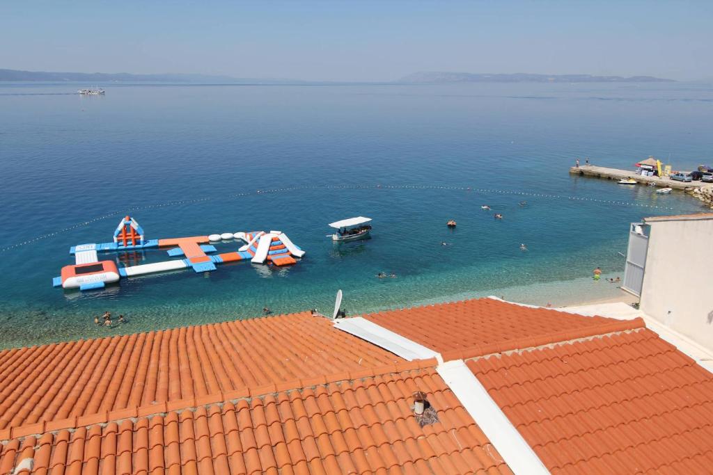 vista su una cassa d'acqua con un molo di Vila Rikard a Drašnice