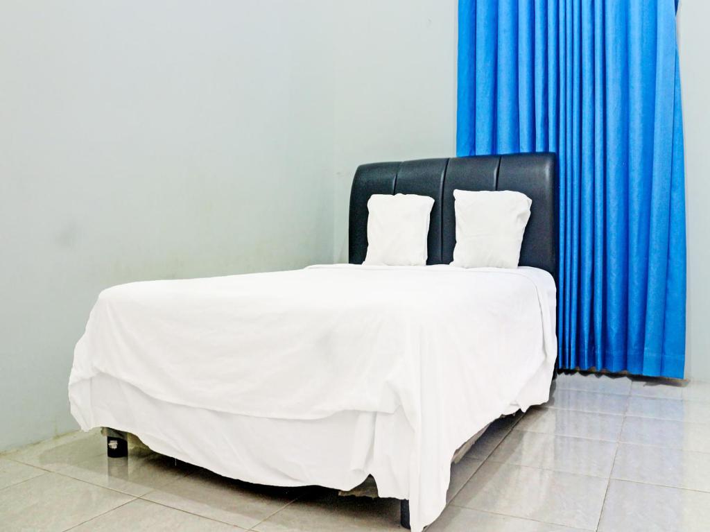 Een bed of bedden in een kamer bij OYO 91416 Puri 88 Homestay