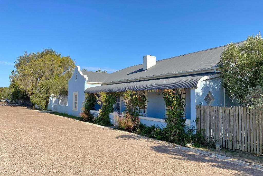 una casa azul con vides al lado de una carretera en The Blue House, en Stanford